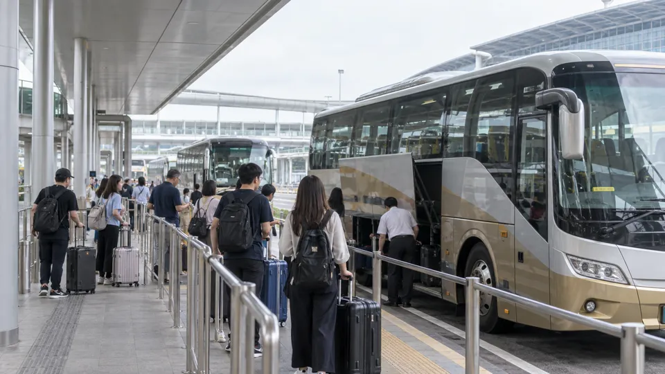 マカオ到着後の交通を選ぶ旅行者と荷物のイメージ